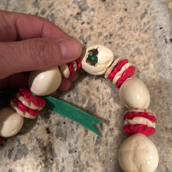 Fairmont aloha necklace Elegant Red and Cream Beaded Necklace - Picture 6 of 6